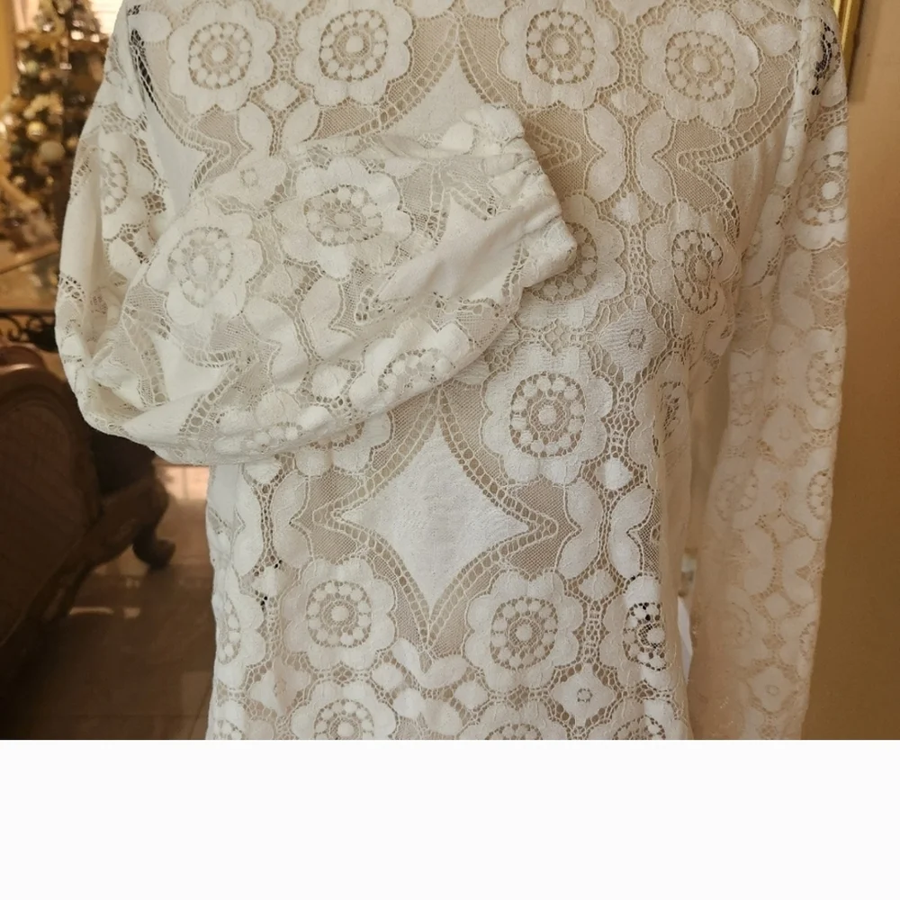 Elegant White Lace Blouse - Picture 3 of 6